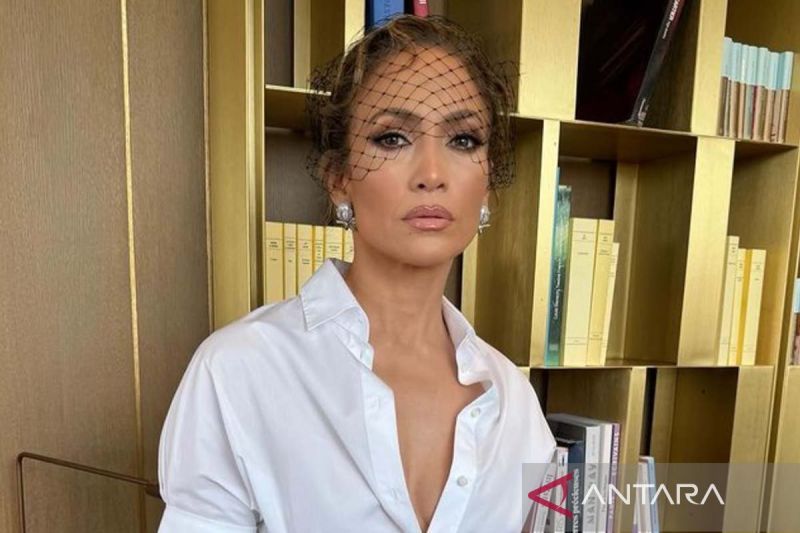 Jennifer Lopez ditolak masuk butik Chanel di Turki, tapi, tetap ramah