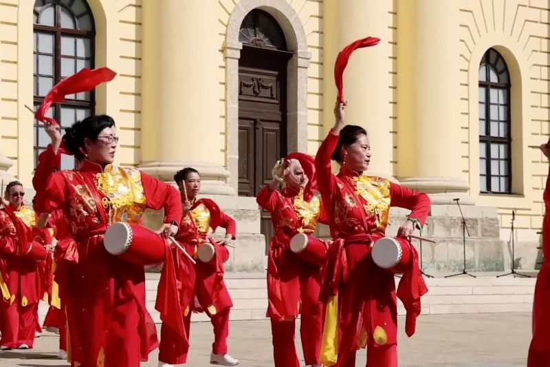 Tarian genderang dari China meriahkan Karnaval Bunga di Hungaria – ANTARA News