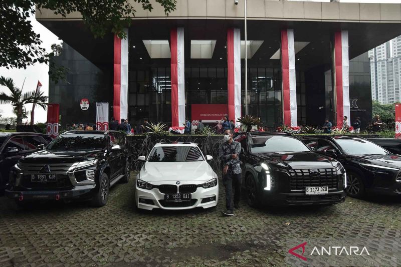 Daftar 22 kendaraan mewah yang disita KPK buntut OTT Wamenaker Noel