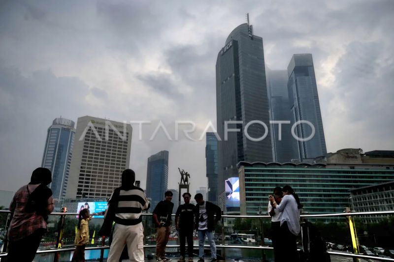 Rabu, BMKG prakirakan cuaca sejumlah kota besar berawan dan hujan