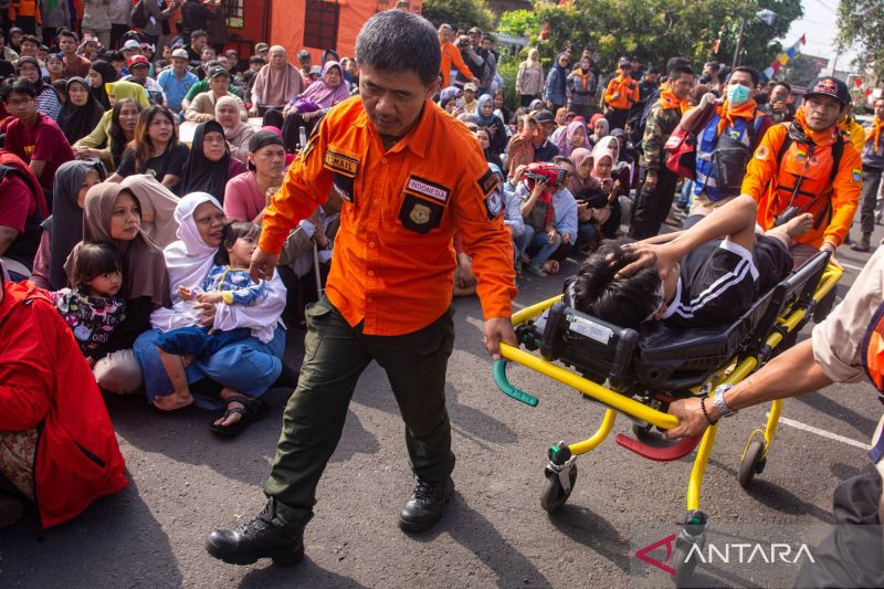 Langkah penting yang harus dilakukan saat gempa bumi agar tetap aman
