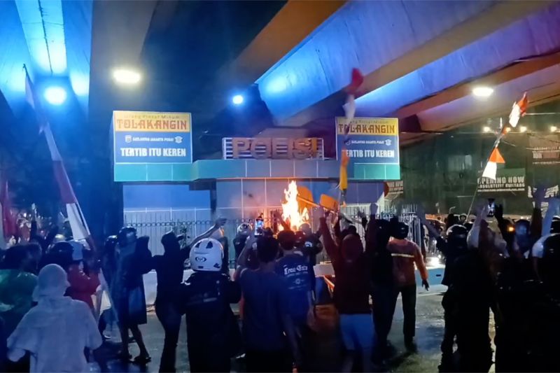 Massa bakar pos polisi di Pasar Senen usai ojol tewas ditabrak Brimob – ANTARA News