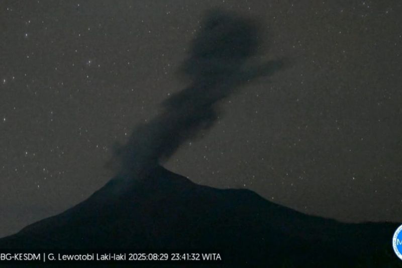 Gunung Lewotobi Laki-laki erupsi tiga kali pada Jumat malam