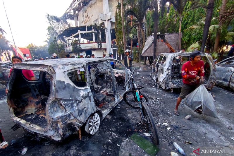 Warga jarah barang kantor DPRD Kota Makassar usai dibakar
