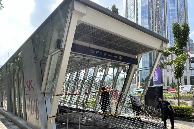 Petugas MRT inspeksi halte Istora Senayan pascademo
