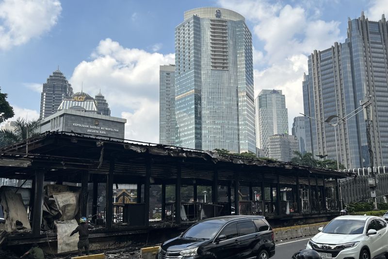 halte-polda-metro-jaya-habis-terbakar,-transjakarta-tutup-semua-rute