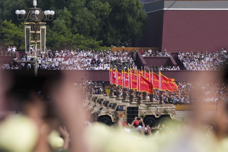 Panji-panji unit pahlawan diarak saat Peringatan Hari Kemenangan China