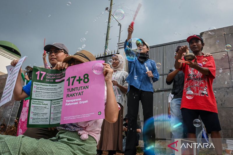 Pelajaran demokrasi dari “Tuntutan 17+8”