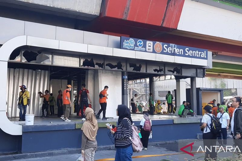 Usai dirusak massa, Halte Transjakarta Senen Sentral berganti nama 