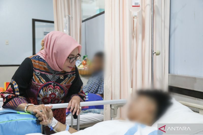 menteri-arifah-temui-para-korban-ambruknya-ponpes-al-khoziny