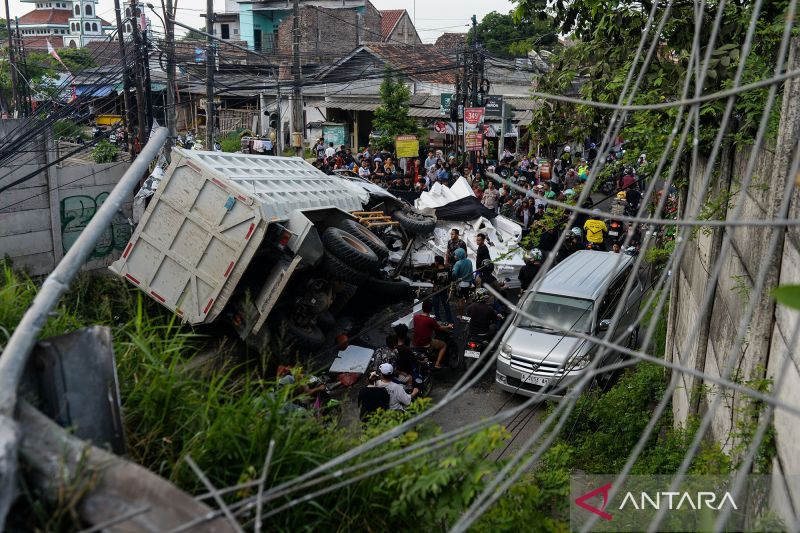 truk-terjun-dari-tol-tangerang-merak-di-serang,-lima-orang-dilarikan-ke-rumah-sakit