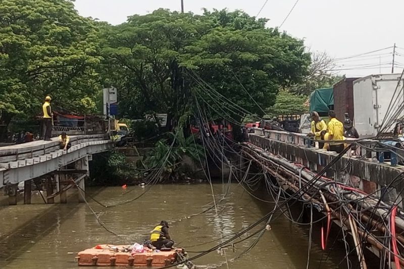 bina-marga-dki-benahi-kabel-semrawut-di-jalan-raya-kapuk