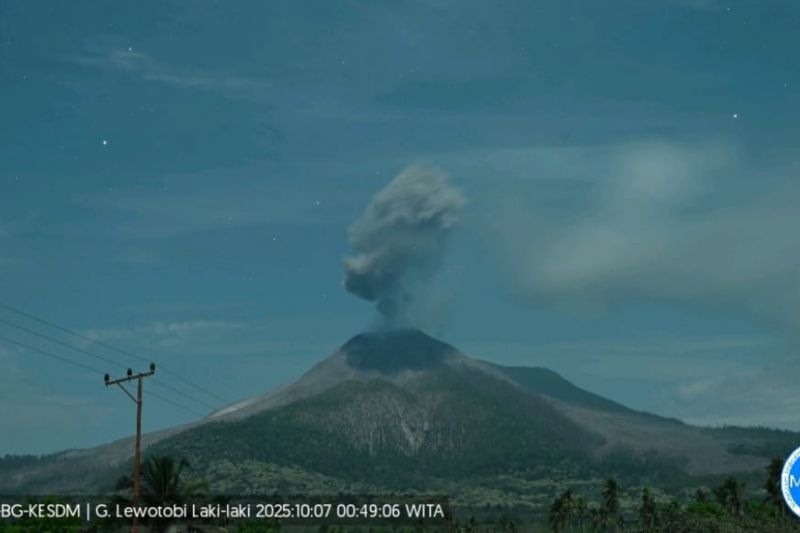 gunung-lewotobi-lontarkan-abu-setinggi-2000-meter-pada-selasa-dinihari