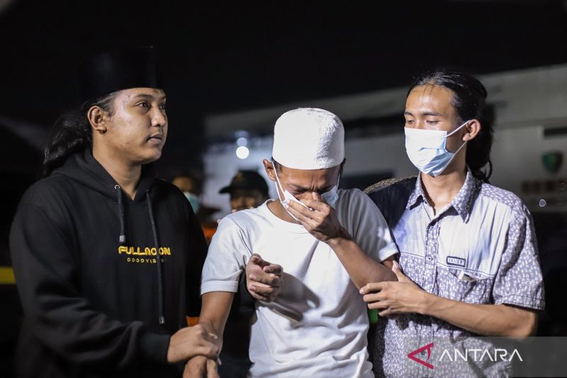 isak-tangis-mewarnai-pemulangan-jenazah-santri-korban-mushala-roboh