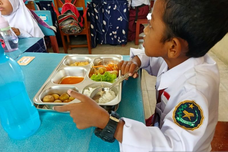 Bangka Tengah bagikan menu MBG bagi 2.717 pelajar