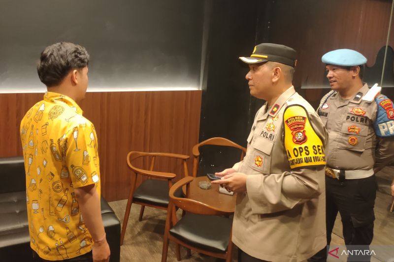 Tiga orang dikeroyok di bar hanya gara-gara masalah “flash” ponsel