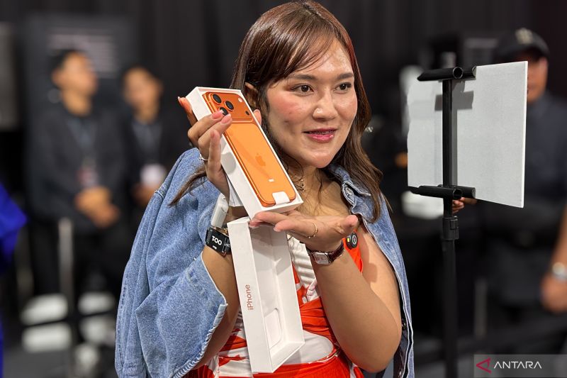 iPhone 17 resmi meluncur di RI, pembeli antusias unboxing tengah malam