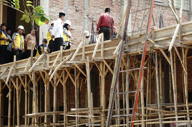 Gotong royong membangun pondok pesantren yang aman dan nyaman