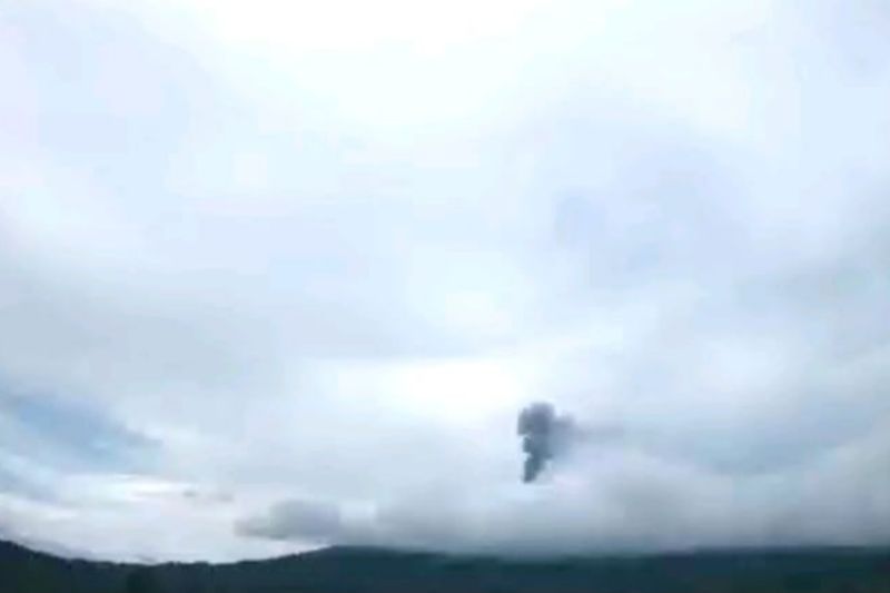 Gunung Ibu semburkan abu vulkanik setinggi 600 meter