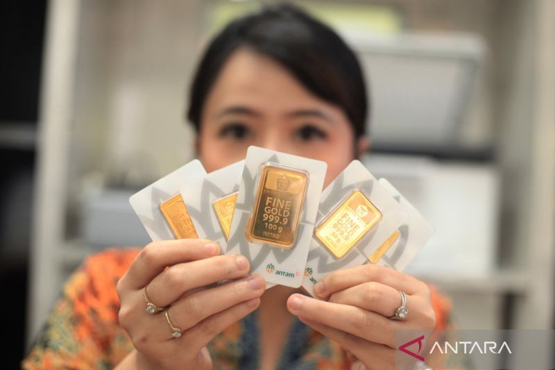 Harga emas Antam Senin ini turun Rp13.000 jadi Rp2,415 juta per gram