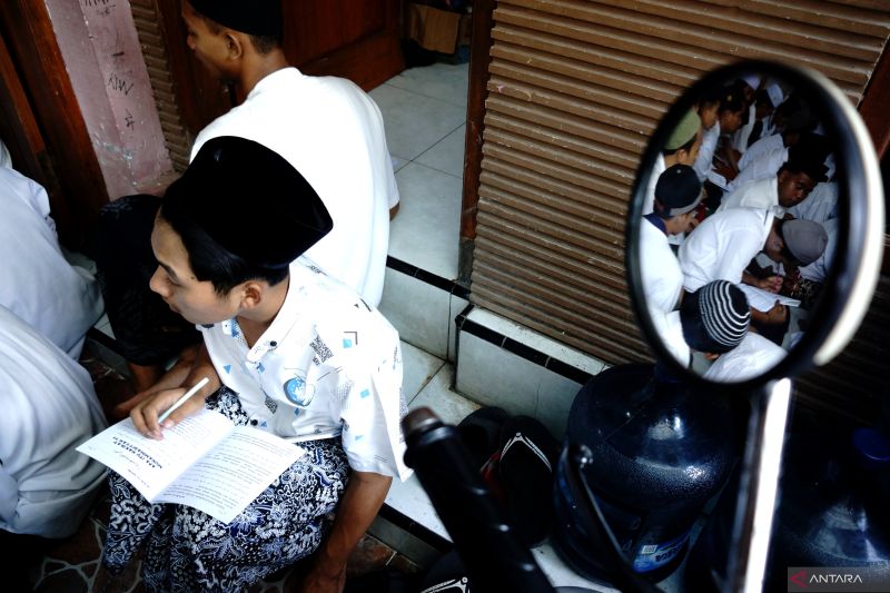 Santri melampaui stereotipenya