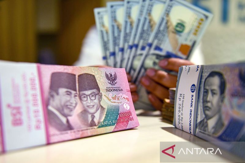 Rupiah melemah selagi investor tunggu hasil RDG BI