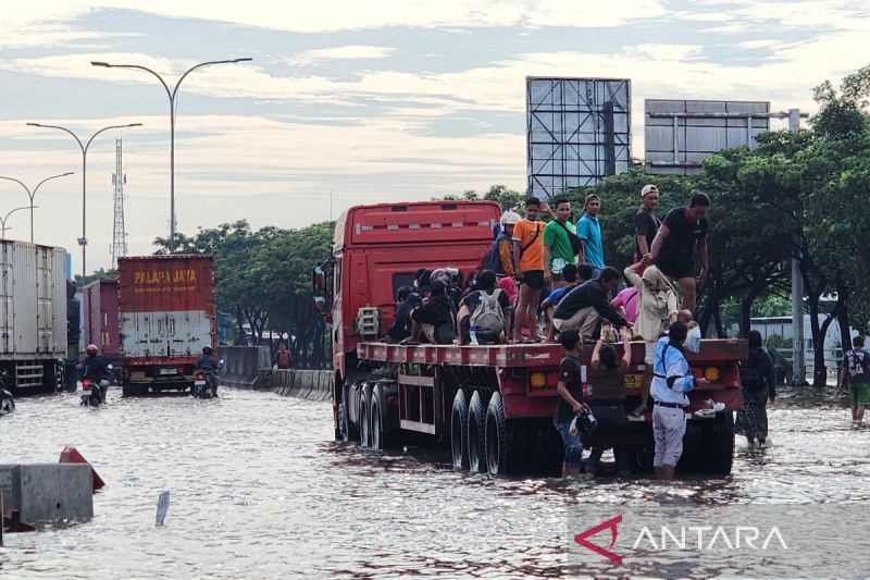 Banjir masih genangi Pantura Semarang pada Kamis pagi