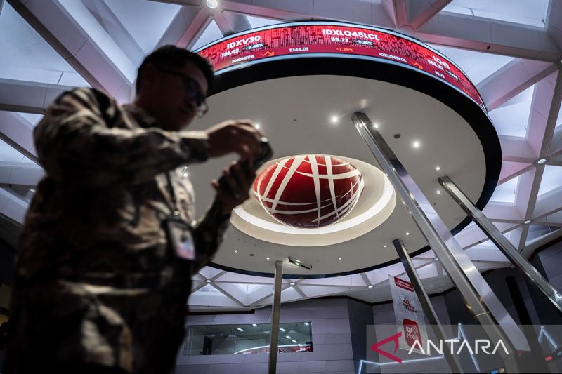IHSG menguat di tengah pelemahan mayoritas bursa global