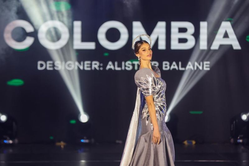 Peragaan busana para kontestan Miss Earth 2025 di Filipina