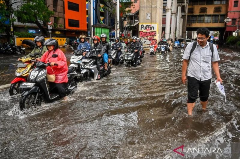 Hujan deras, banjir rendam dua RT di Jakarta