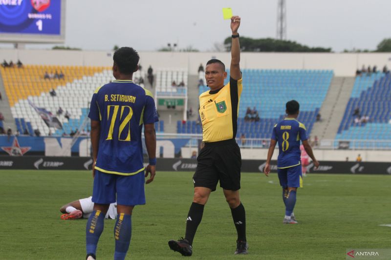 Pelatih Arema sebut  wasit penyebab kekalahan dari Borneo