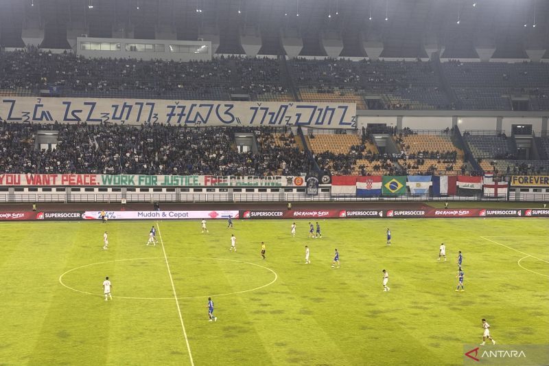 Sepuluh pemain Persib Bandung kalahkan Persis Solo dengan skor 2-0