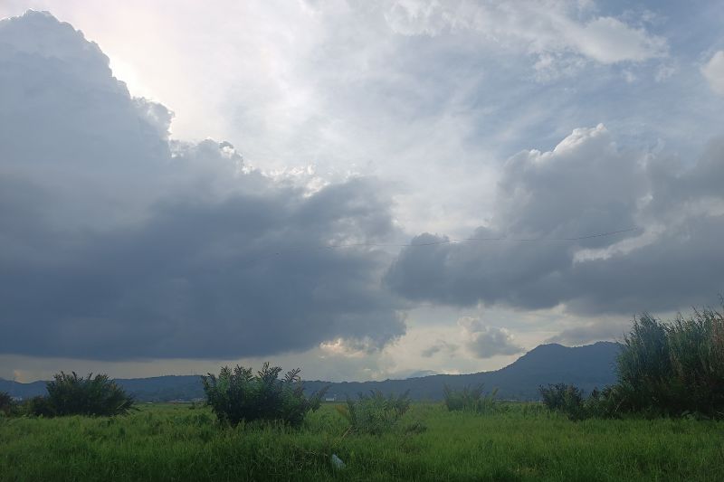 BMKG: Waspadai hujan lebat disertai angin kencang di Sulut