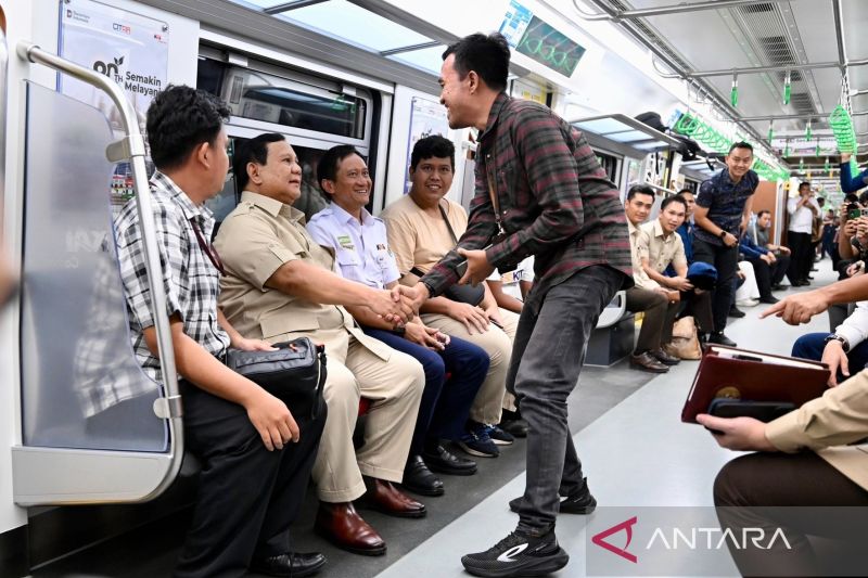 Kemarin, Presiden naik KRL hingga diskon tarif tol Natal-Tahun Baru