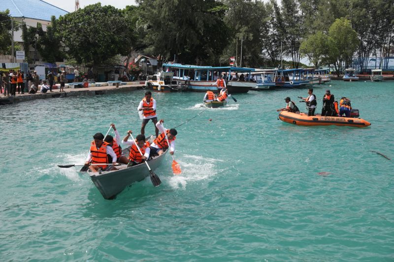 Lomba kapal dayung tradisional di HUT Kepulauan Seribu