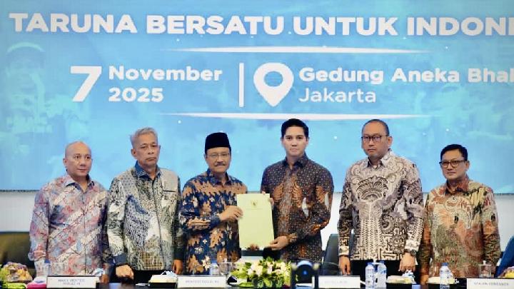 Gus Ipul Serahkan Kepmen Pengukuhan Pengurus Nasional Karang Taruna ke PNKT