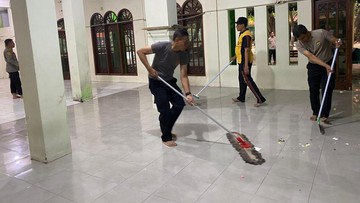 Momen Polisi Bersihkan dan Perbaiki Masjid SMAN 72 Jakarta Usai Ledakan