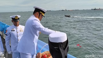 Kemensos-TNI AL Upacara Tabur Bunga Peringati Hari Pahlawan di Teluk Jakarta