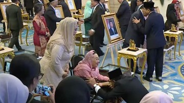 Gus Yahya-Gus Ipul Sungkem ke Sinta Wahid Usai Gus Dur Jadi Pahlawan Nasional