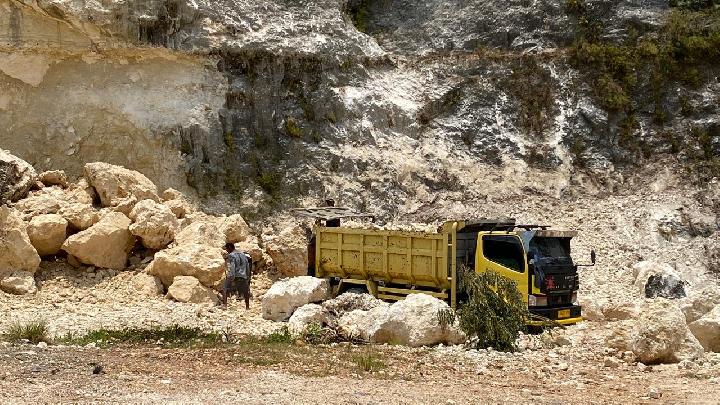 Tambang Ilegal, Bertaruh Nyawa di Lubang Mineral