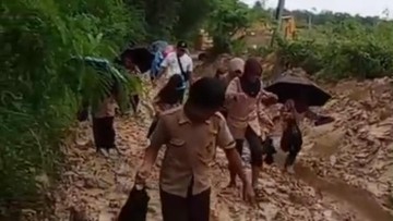 Viral Pelajar di Pandeglang Berjuang Lewati Jalan Berlumpur ke Sekolah