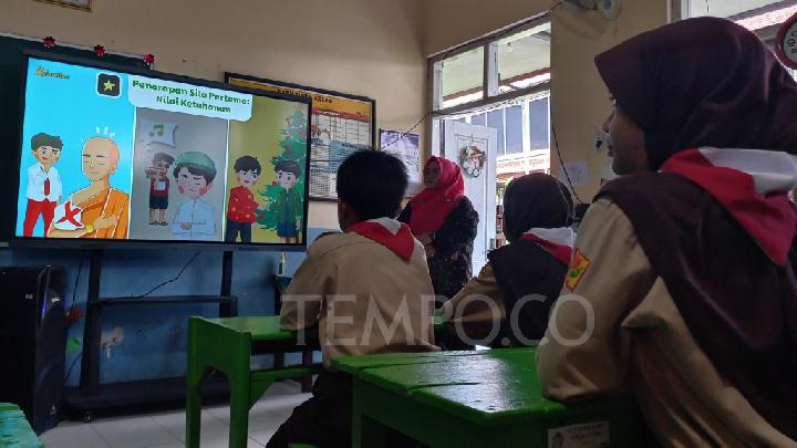 Menteri Pendidikan: Baru 50 Ribu Lebih Interactive Flat Panel yang Digunakan Sekolah