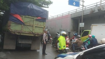Truk Muatan Tanah Pecah Ban di Jl Letjend S Parman Arah Slipi, Lalin Macet