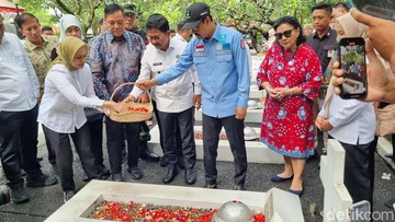 Peringati Hari Pahlawan, Mensos Ziarah Makam Paman Prabowo-Mayor Daan Mogot