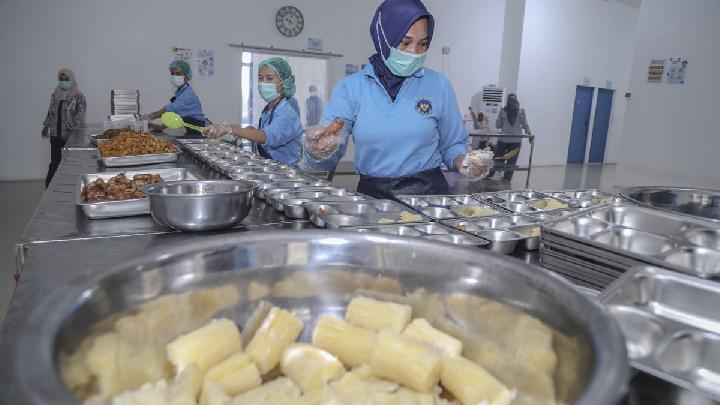 Politikus NasDem Desak BGN Evaluasi Sistem Gaji Petugas Dapur MBG