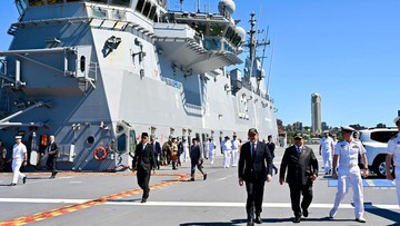 Prabowo Didampingi PM Albanese Tinjau Kapal Perang Terbesar Australia HMAS Canberra