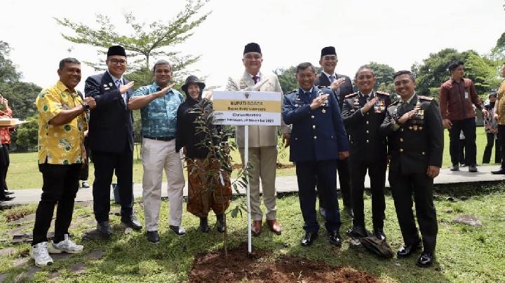 Hari Pahlawan, Ketua DPRD Sastra Winara Tanam Pohon Durian di Istana Negara Bogor