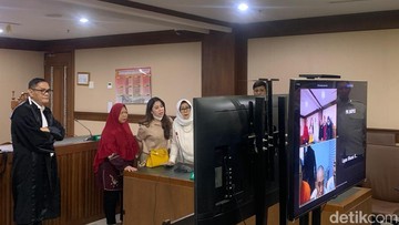 Momen Keluarga dan Ammar Zoni Ngobrol Via Zoom dari Nusakambangan Usai Sidang