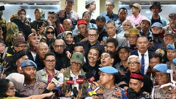 Senyum Roy Suryo Usai Tak Ditahan Setelah Diperiksa sebagai Tersangka