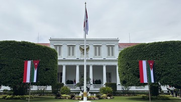 Bendera Yordania Hiasi Istana Jelang Kedatangan Raja Abdullah II